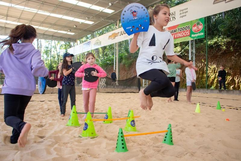 Aulão de Beach Tennis reúne crianças no Mampituba