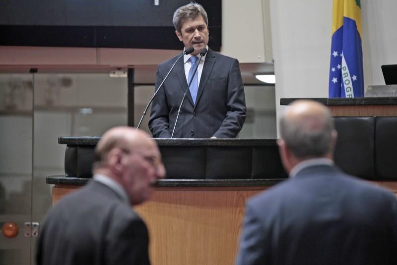 Zé Nei formaliza renúncia e assume no TCE