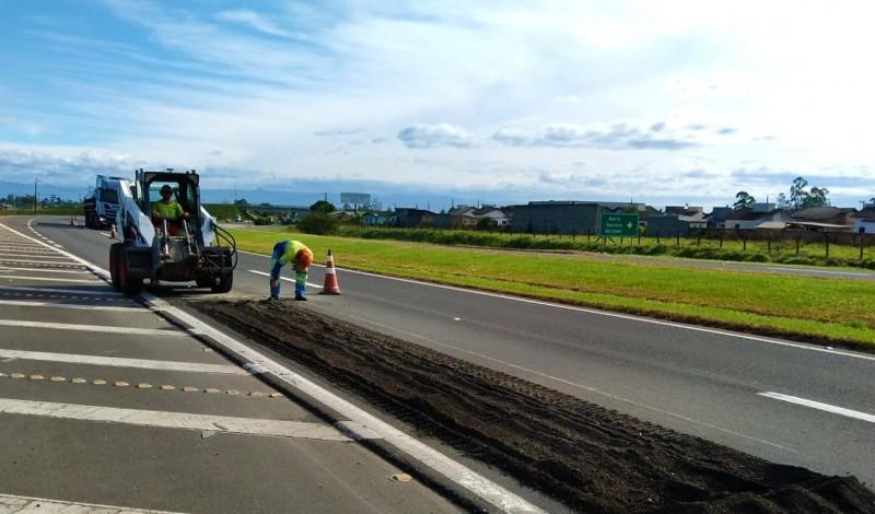 Cronograma semanal de obras da CCR ViaCosteira na BR-101 é divulgado 