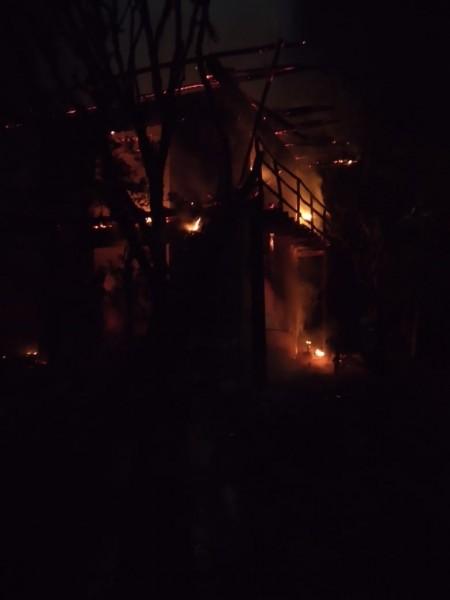 Residência é totalmente destruída após incêndio em Balneário Arroio do Silva