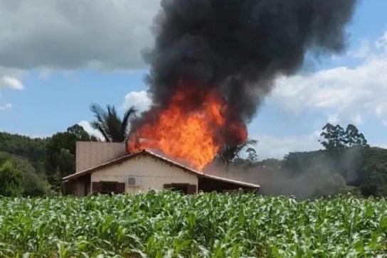 Bombeiros utilizam 10 mil litros de água para combate de incêndio em residência