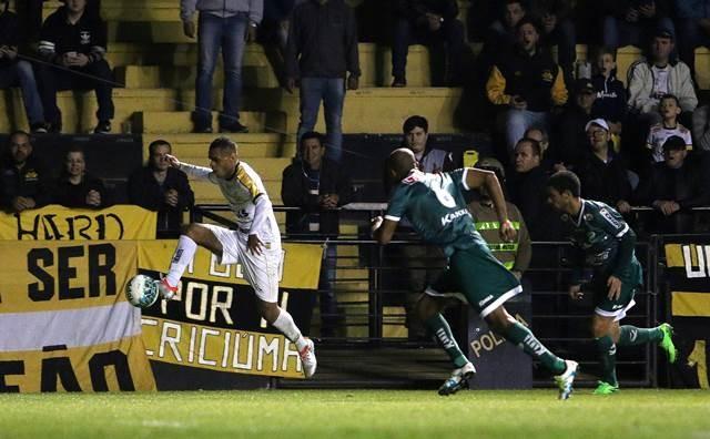 Tigre abre dois gols de vantagem, mas empata em casa 