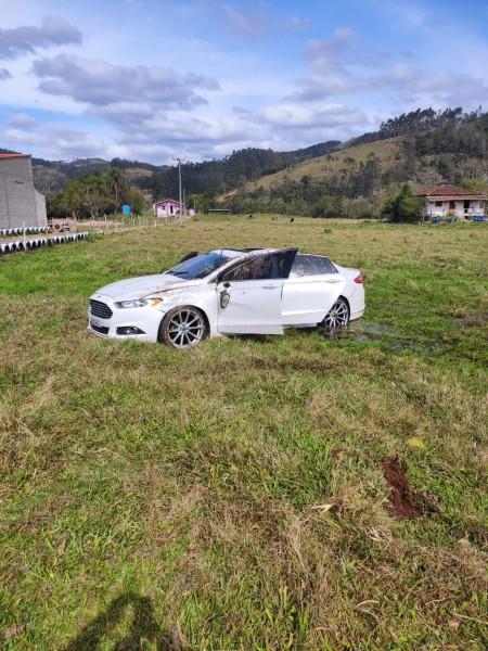 Motorista perde controle de veículo em curva e capota na SC-390