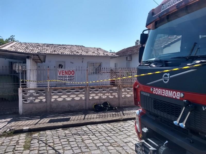 Bombeiros de Tubarão combatem incêndio em residência