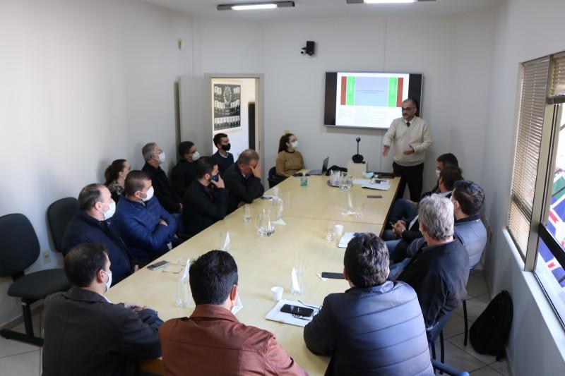 Amurel: prefeitos e assessoria jurídica discutem sobre aplicação de lei ambiental