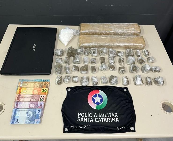 PM localiza drogas em casa utilizada como ponto de vendas de drogas em Criciúma