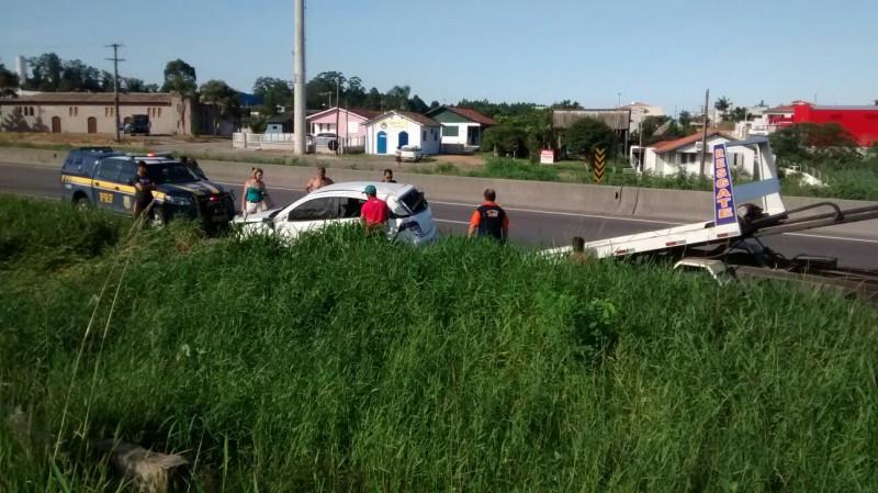 Carros se envolvem em acidente sem vítimas na BR-101