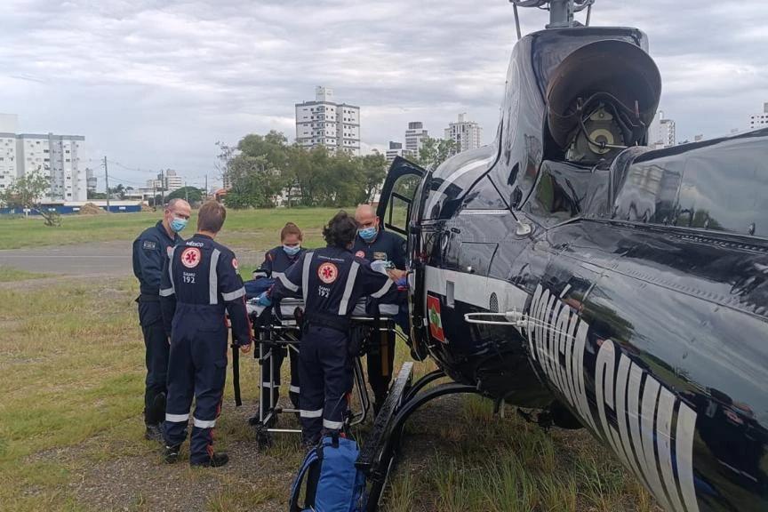 Pedestre é atropelado por moto e socorrido pelo serviço aeromédico