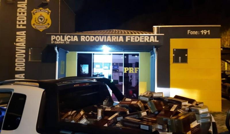 PRF apreende cigarros contrabandeados em veículo de Sombrio na BR-101