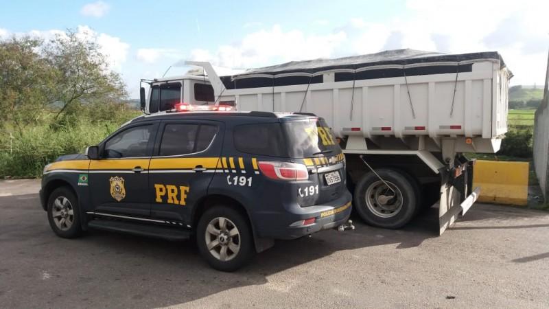 Caminhão com mais de 10 toneladas de excesso de peso é flagrado em Tubarão