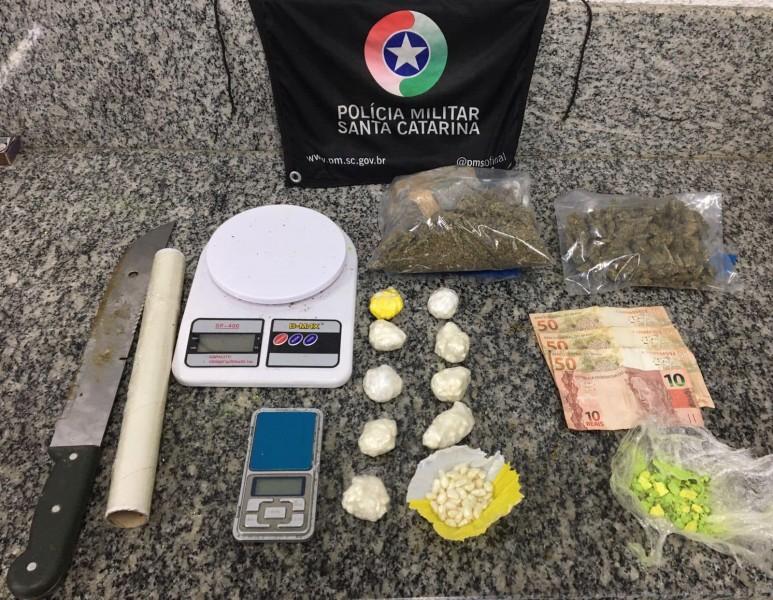 PM localiza depósito de drogas e apreende porções de crack, maconha e comprimidos de ecstasy 