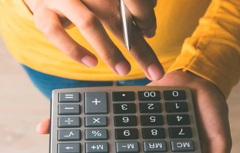 Um em cada cinco inadimplentes no Brasil tem entre 41 e 50 anos, revela Serasa Experian