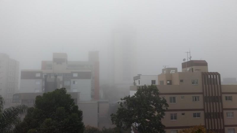 Quinta inicia sob forte neblina na região