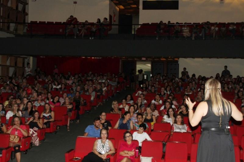 Professores da rede municipal de ensino participam de aula magna
