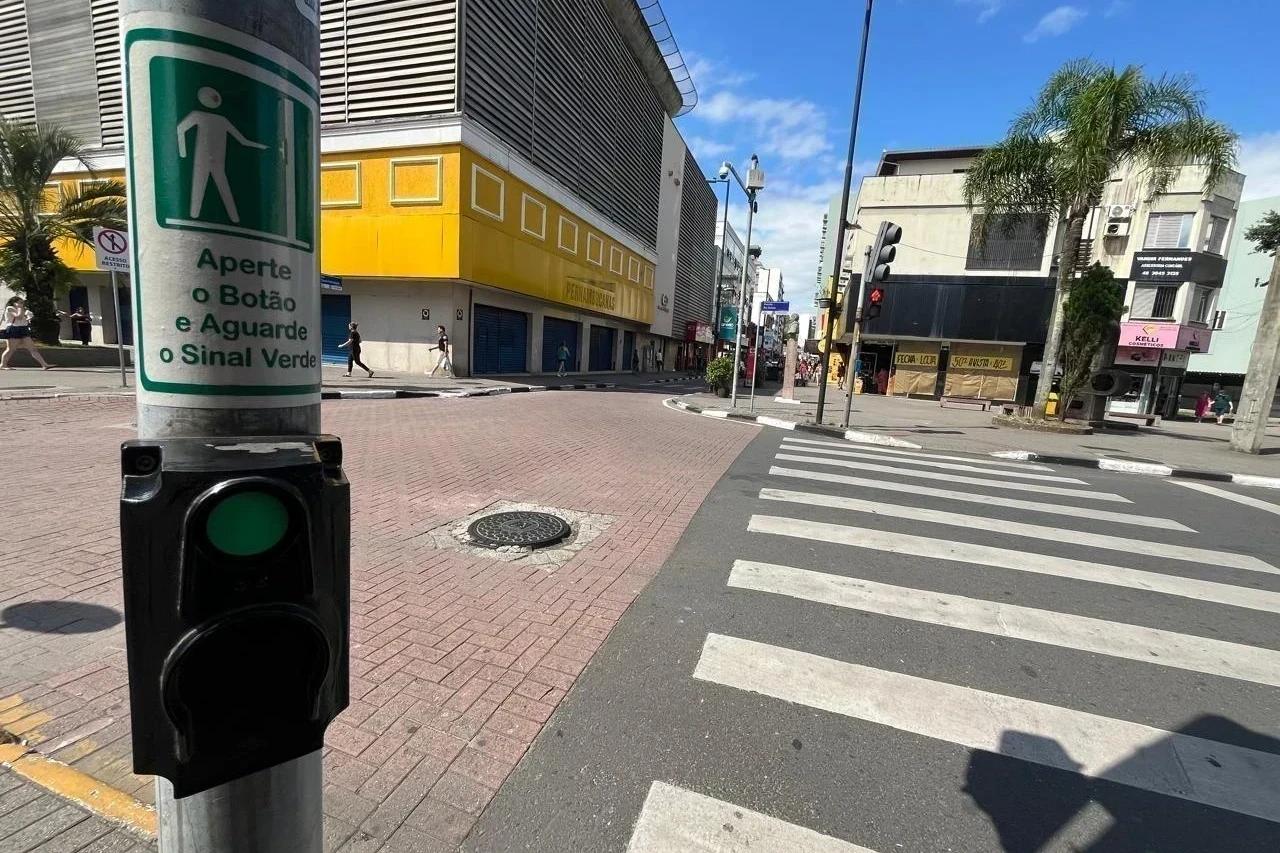Problemas nos semáforos sonoros comprometem travessia de pedestres em Criciúma