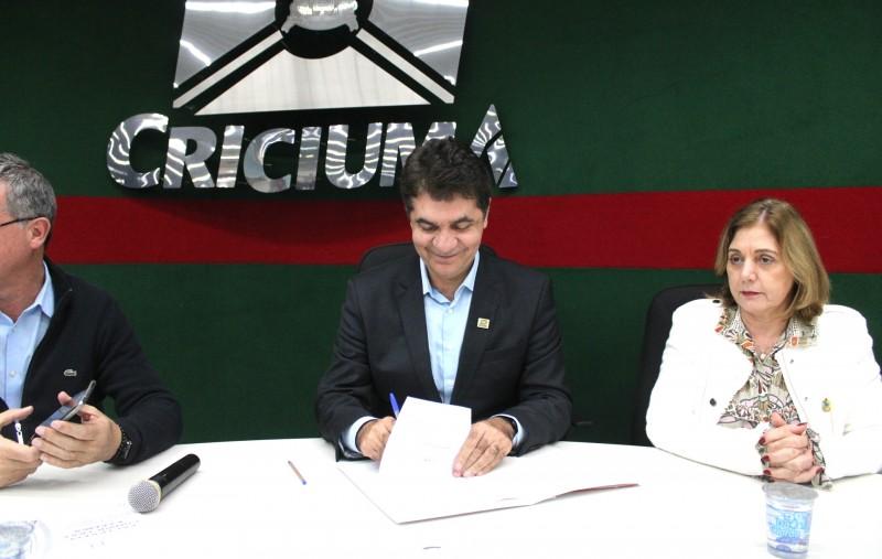 Governo Municipal sanciona lei com aumento salarial aos agentes de saúde