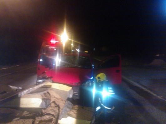 Motorista fica inconsciente após colisão frontal em lombada eletrônica  