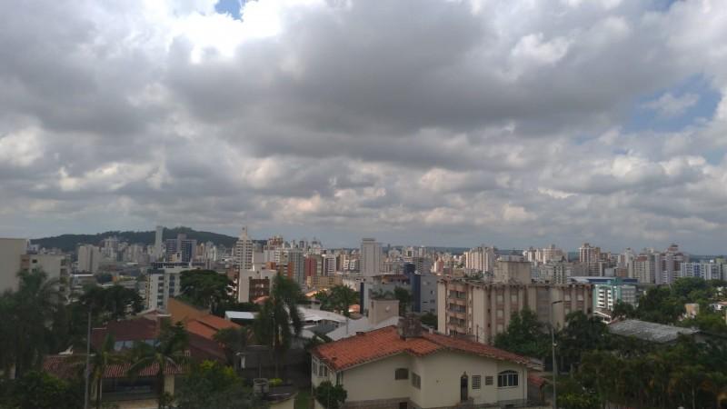 Fim de semana promete sol, calor e praia na região Sul