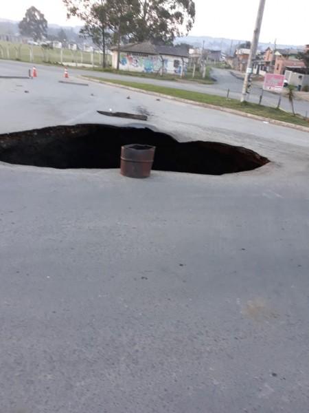 Asfalto cede e interrompe trânsito na rua Miguel Patrício de Souza no bairro Renascer 