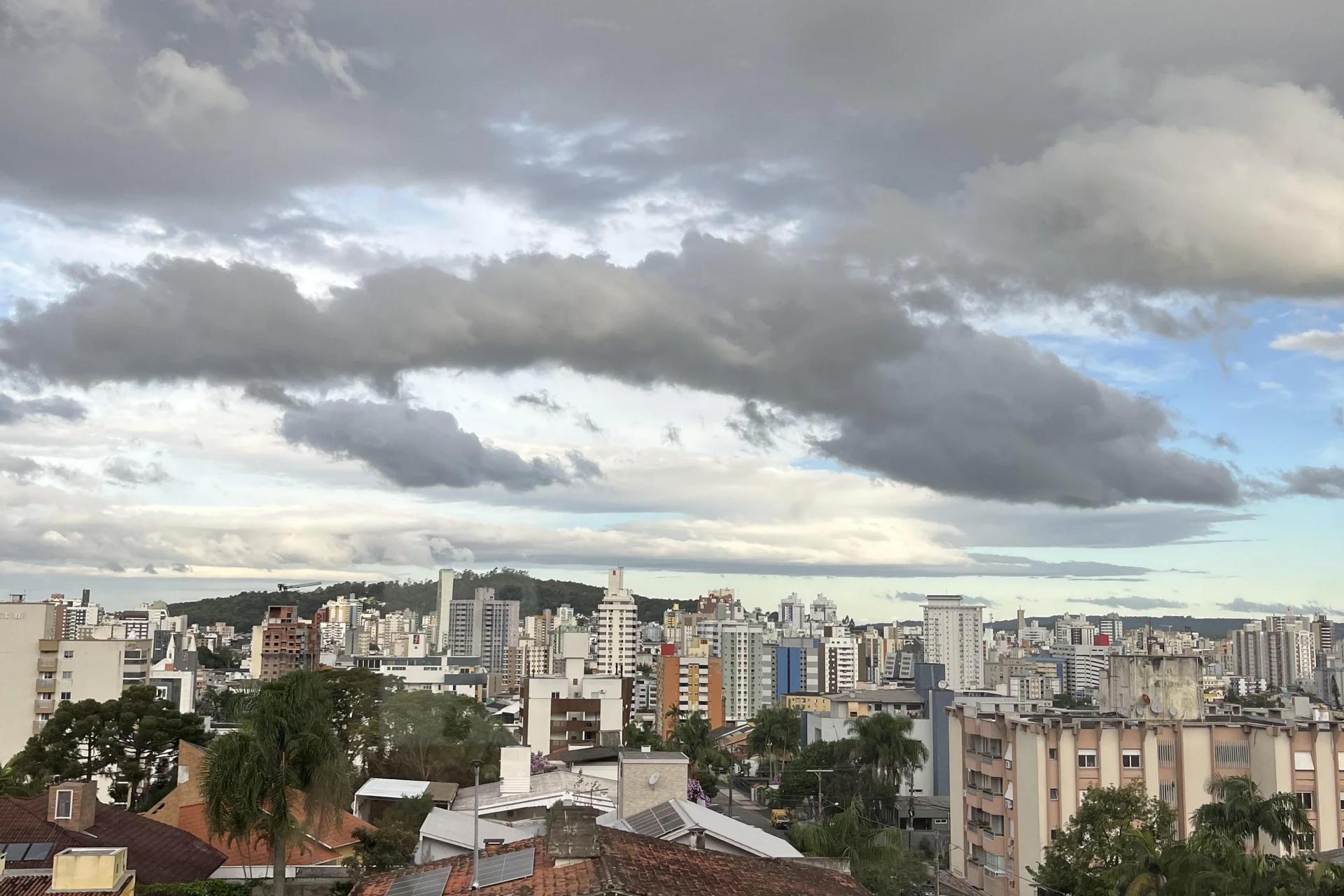 Sol entre nuvens e temperaturas amenas: confira a previsão do tempo para o final de semana