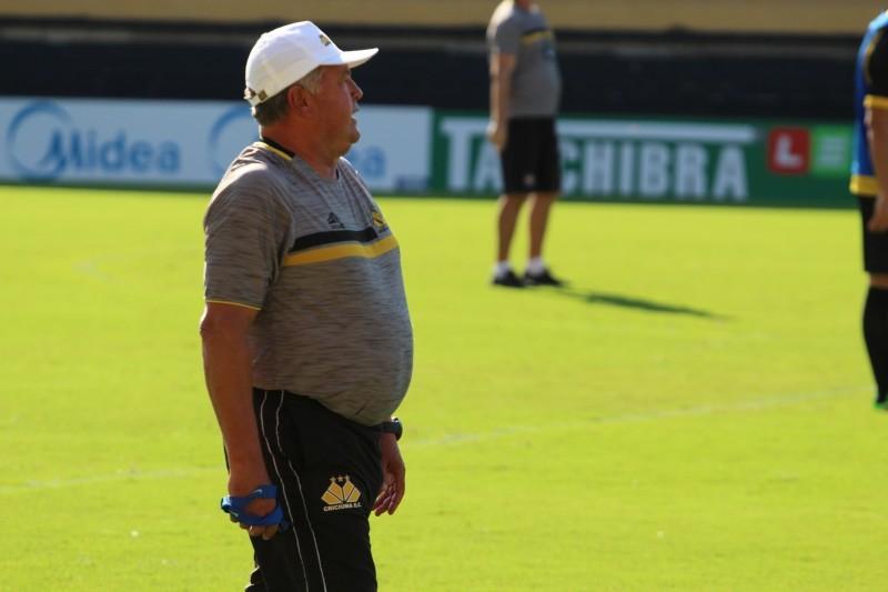 Roberto Cavalo não abre mão dos três volantes