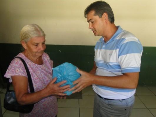 Famílias carentes de Maracajá recebem peixes para a Sexta-Feira Santa