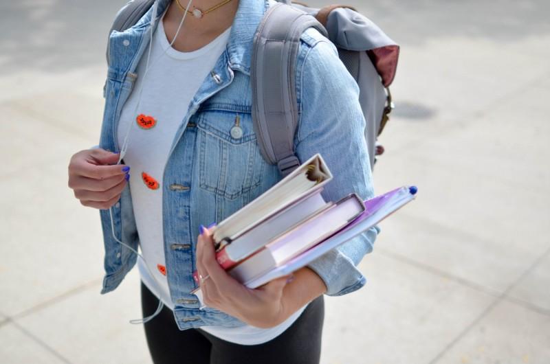 Aluna com bolsa integral que recebeu cobranças de mensalidades será indenizada por faculdade