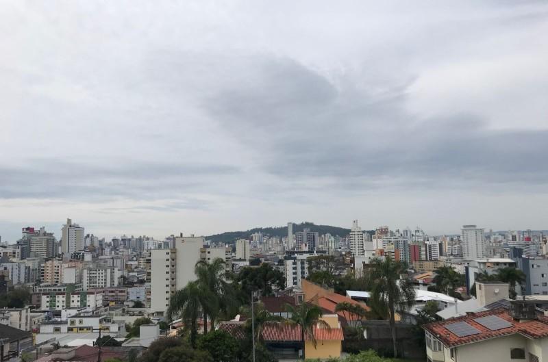 Semana de tempo nublado e chuva na região carbonífera