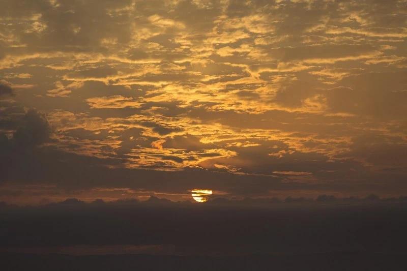 Novembro terá sol, calor e chuvas distribuídas ao longo do mês; confira a previsão do tempo