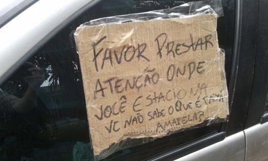 Motorista estaciona em local proibido e recebe "bronca" por escrito