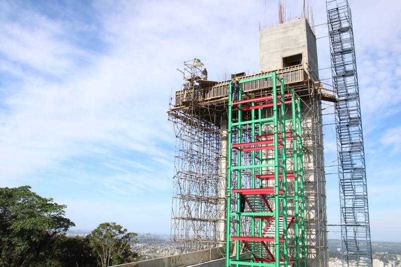 Com instalação de escada, obras avançam no mirante de Criciúma