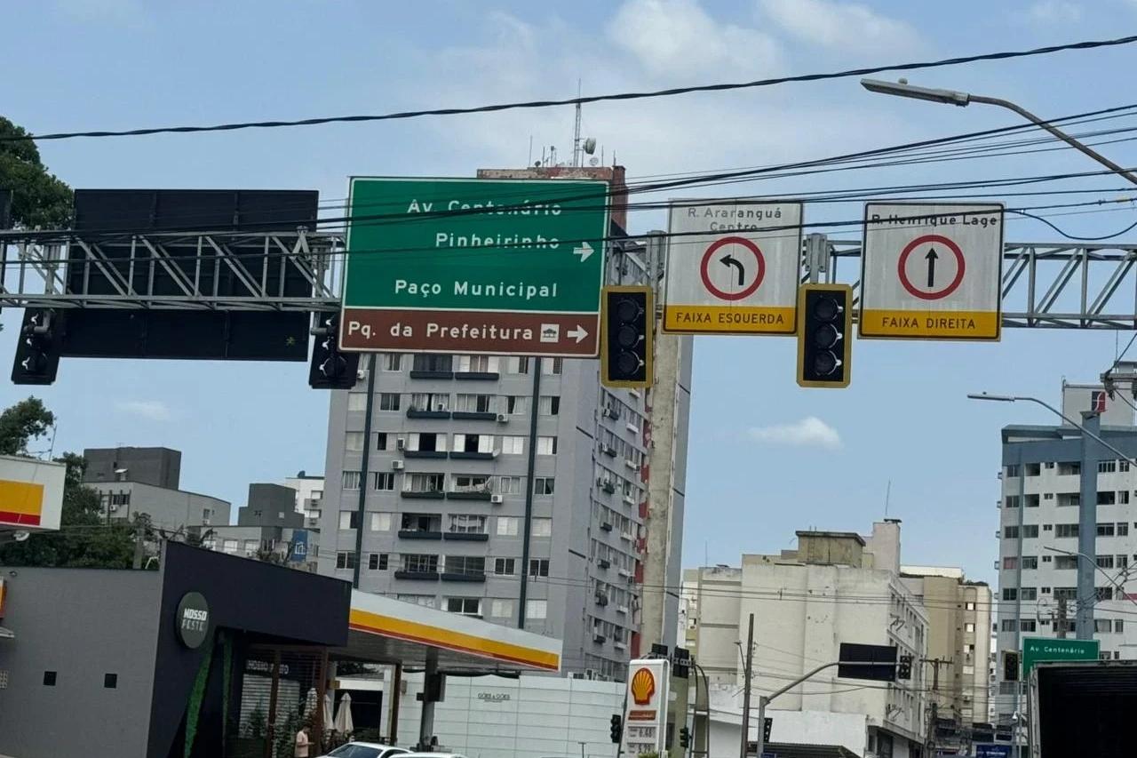 Semáforos estão desligados no cruzamento das ruas Álvaro Catão e Araranguá