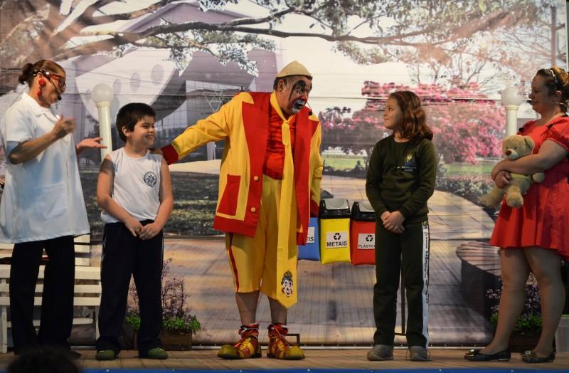 Teatro fala sobre meio ambiente e educação financeira