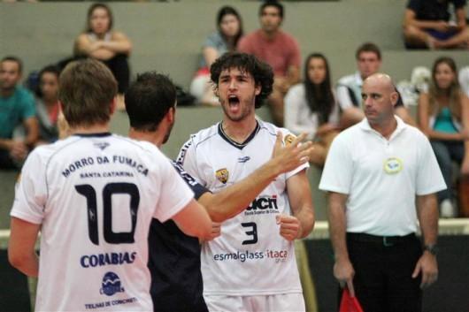 Morro da Fumaça vence de virada e se mantém vivo na Superliga B