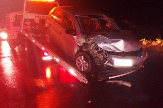 Em colisão frontal, motorista foge e três pessoas ficam feridas 