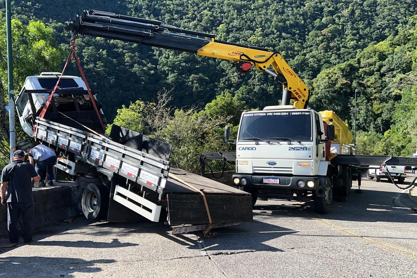 Serra do Rio do Rastro tem tráfego liberado após retirada de caminhão
