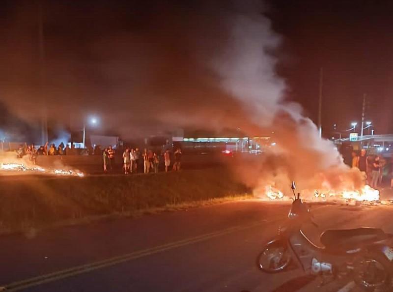 Manifestações avançam na BR-101 e trânsito é bloqueado em Tubarão