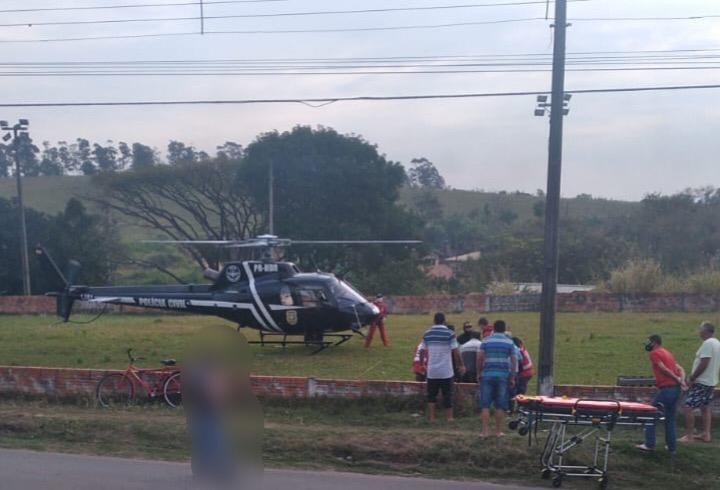 Homem é conduzido ao hospital após sofrer queda de caminhão