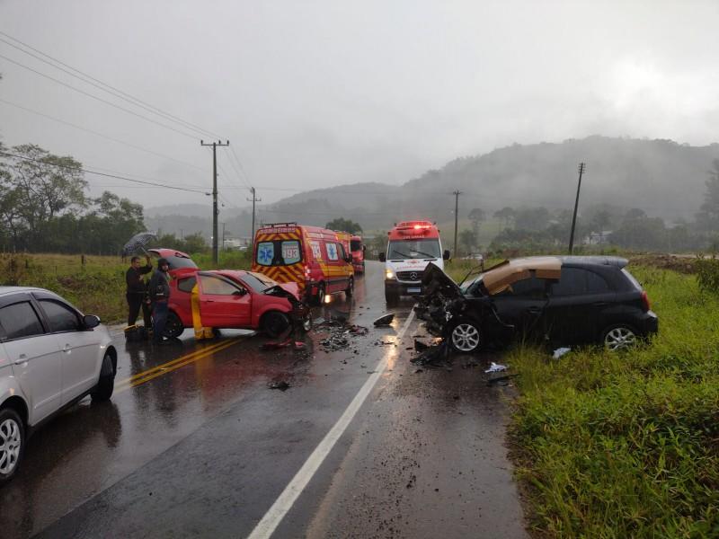 Colisão frontal deixa duas pessoas feridas na SC-390