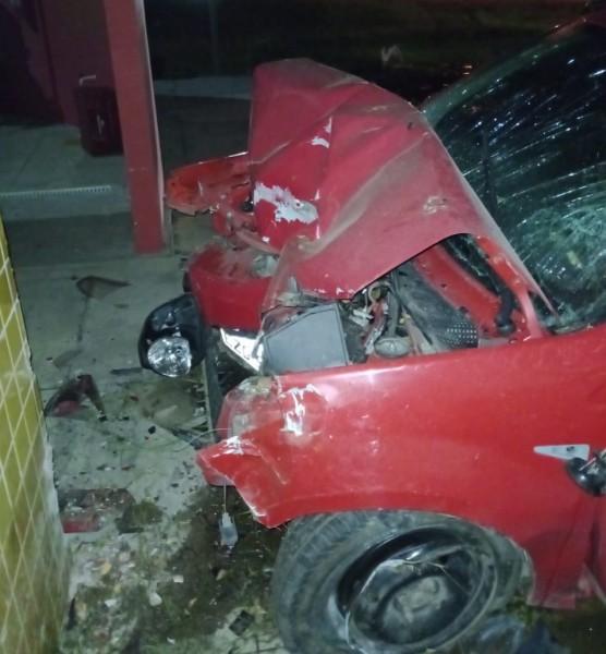 Motorista é socorrido em estado grave após bater carro contra parede de creche em Nova Veneza