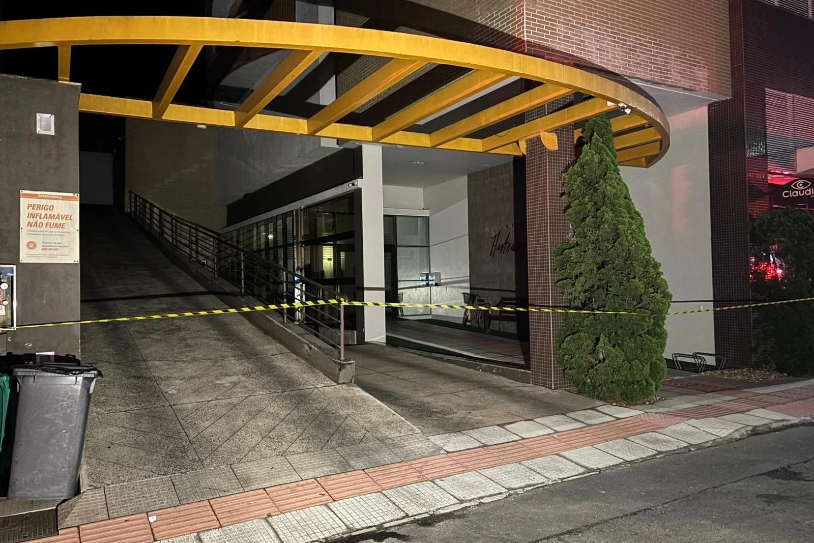 Moradores evacuam prédio durante a noite após princípio de incêndio