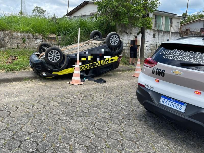 Aluna de autoescola capota carro durante prova de baliza em Criciúma