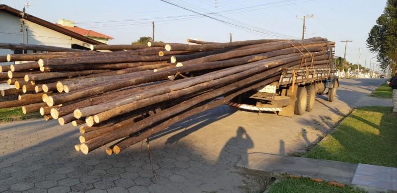 PRF flagra carga excessiva e motorista não habilitado em Araranguá