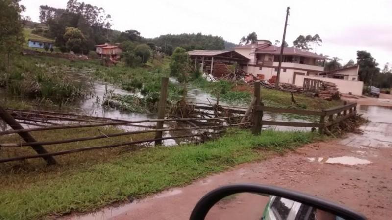 Prefeitura trabalha na recuperação das vias após as chuvas