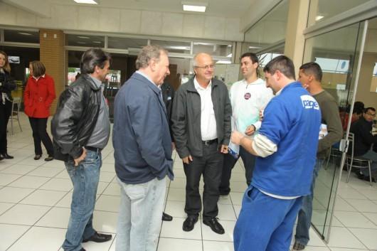 Dilnei e Sasso levam seu plano de governo para funcionários do ramo metal-mecânico