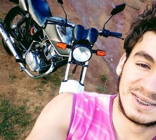Jovem não resiste a ferimentos e morre após colidir moto em árvore