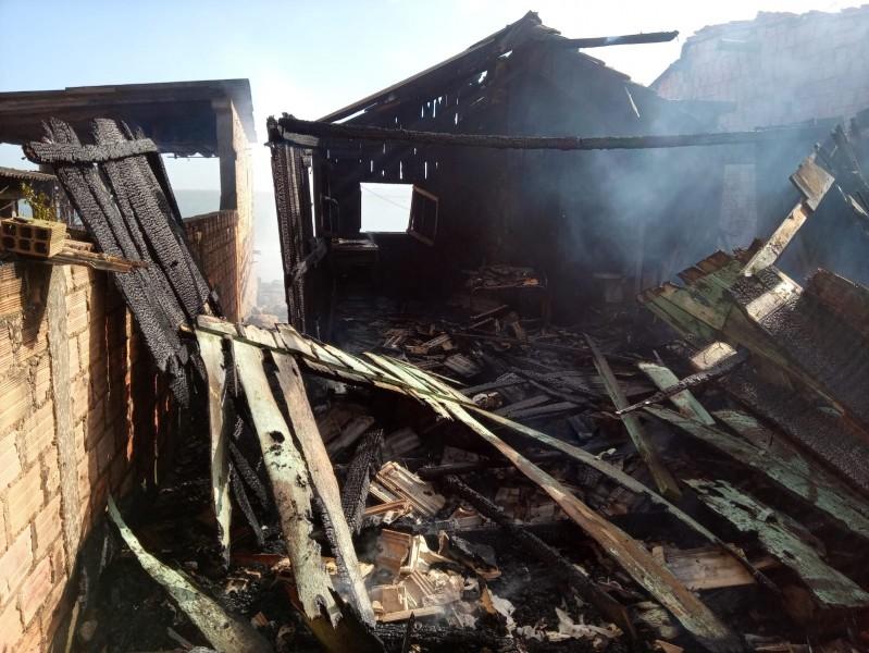 Casa de madeira abandonada é destruída por incêndio em Laguna
