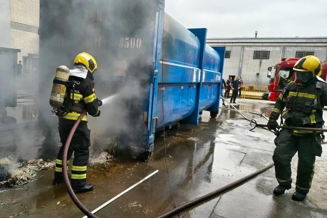 Bombeiros combatem incêndio em empresa gráfica de Tubarão