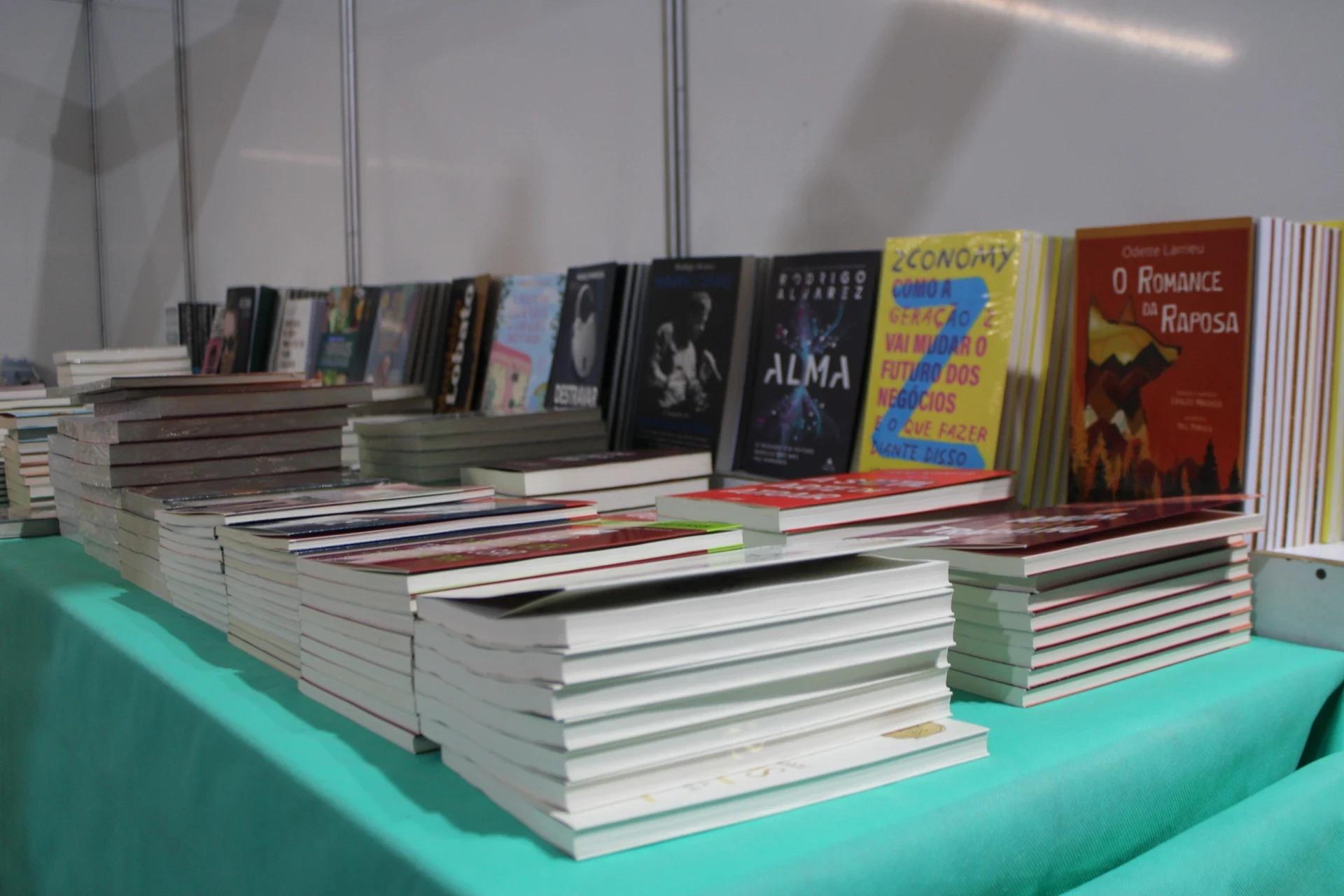 Último dia: programação da Feira do Livro termina neste sábado em Criciúma