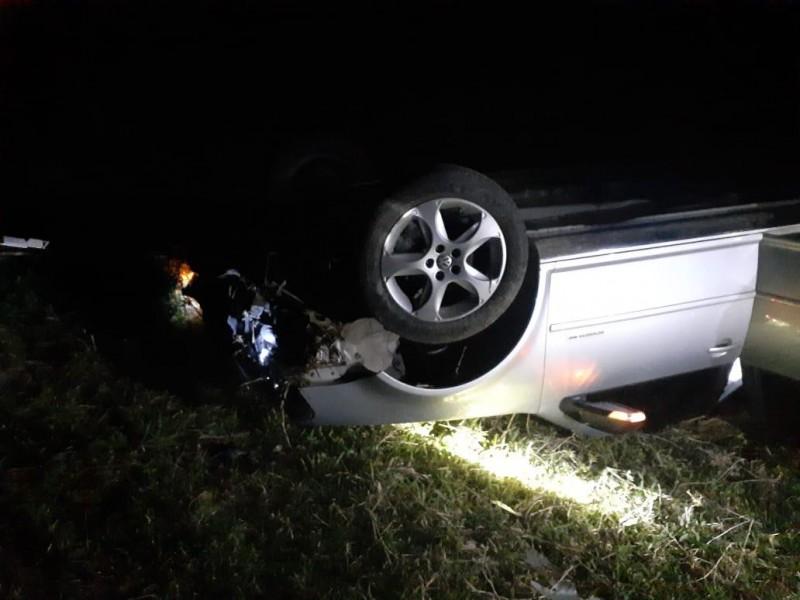 Motorista sai da pista, capota veículo e cai em ribanceira em Treze de Maio 